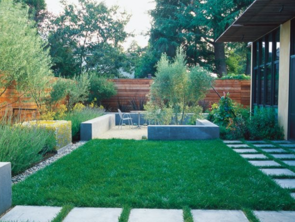 Konsep ruang terbuka dengan taman minimalis di halaman depan